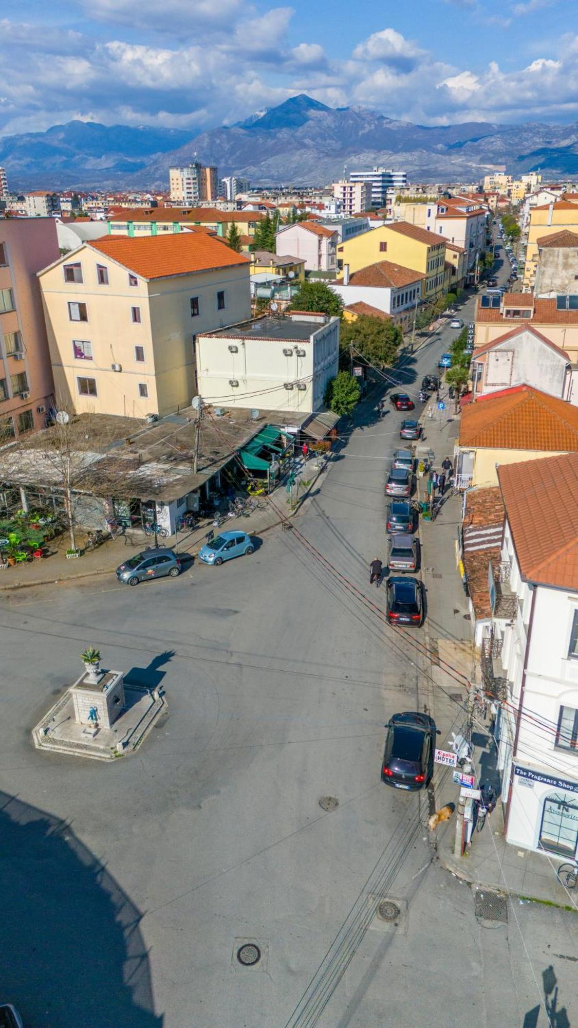 Golden Sleep Hostel Shkodër Exteriör bild